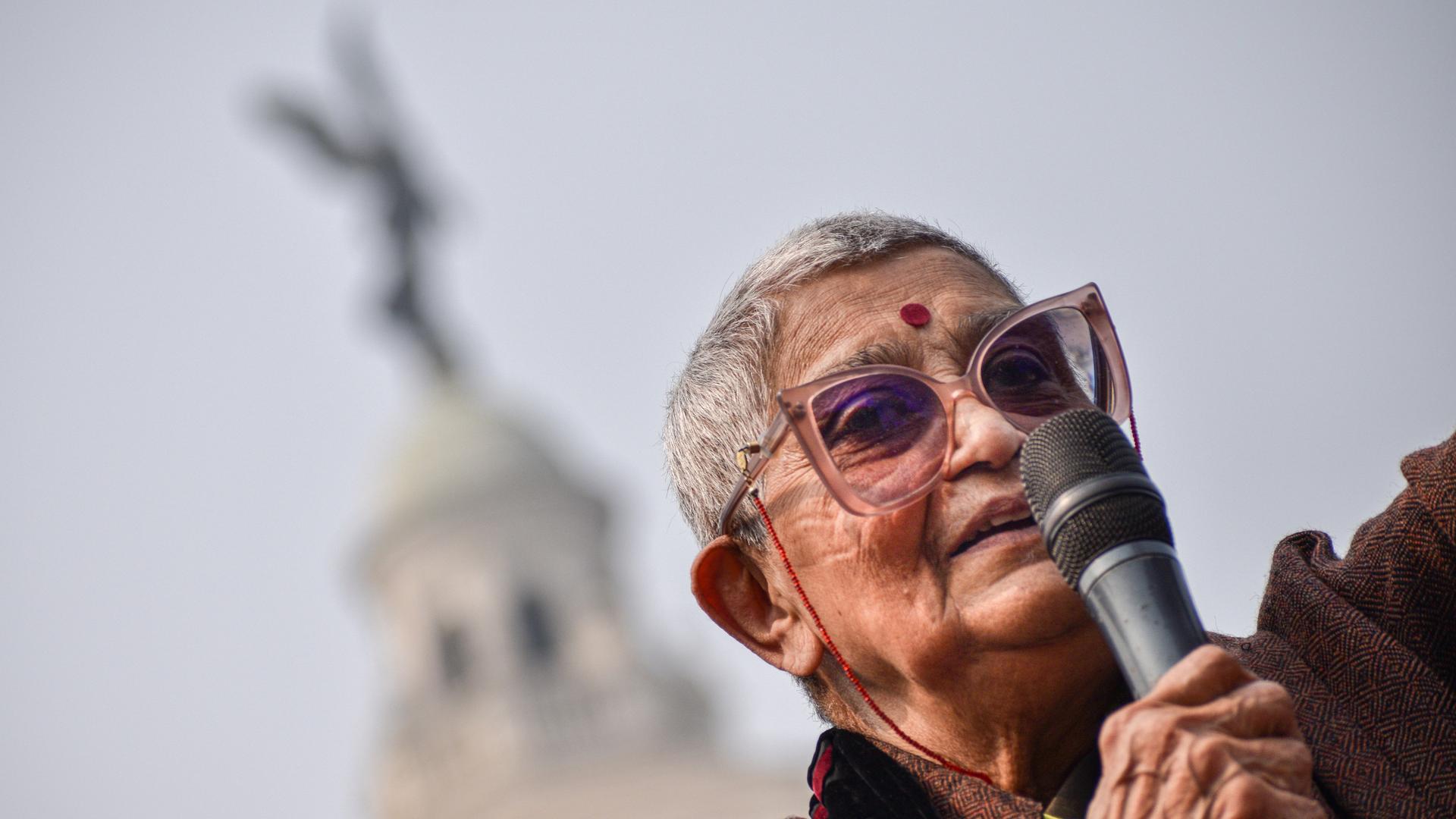 Die indische Literaturtheoretikerin Gayatri Spivak spricht in Kalkutta. Die indische Literaturtheoretikerin Gayatri Spivak spricht in Kalkutta.