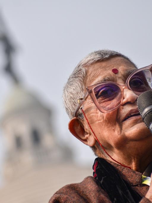 Die indische Literaturtheoretikerin Gayatri Spivak spricht in Kalkutta.