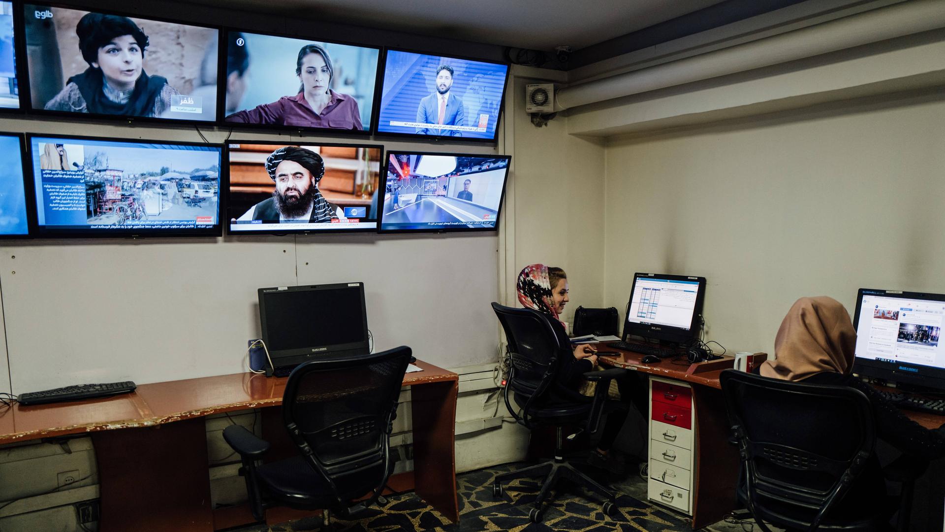 Zwei afghanische Journalistinnen von Tolo News arbeiten im Büro. Zwei afghanische Journalistinnen von Tolo News arbeiten im Büro.