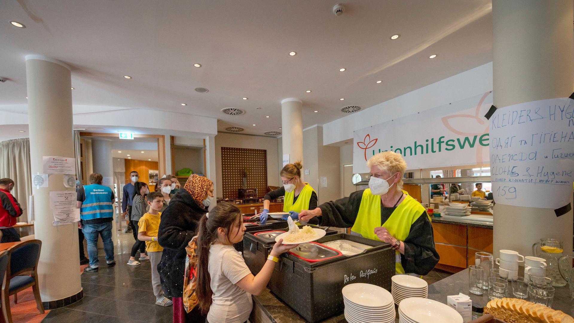 Menschen bekommen Essen an einer Theke. Menschen bekommen Essen an einer Theke.