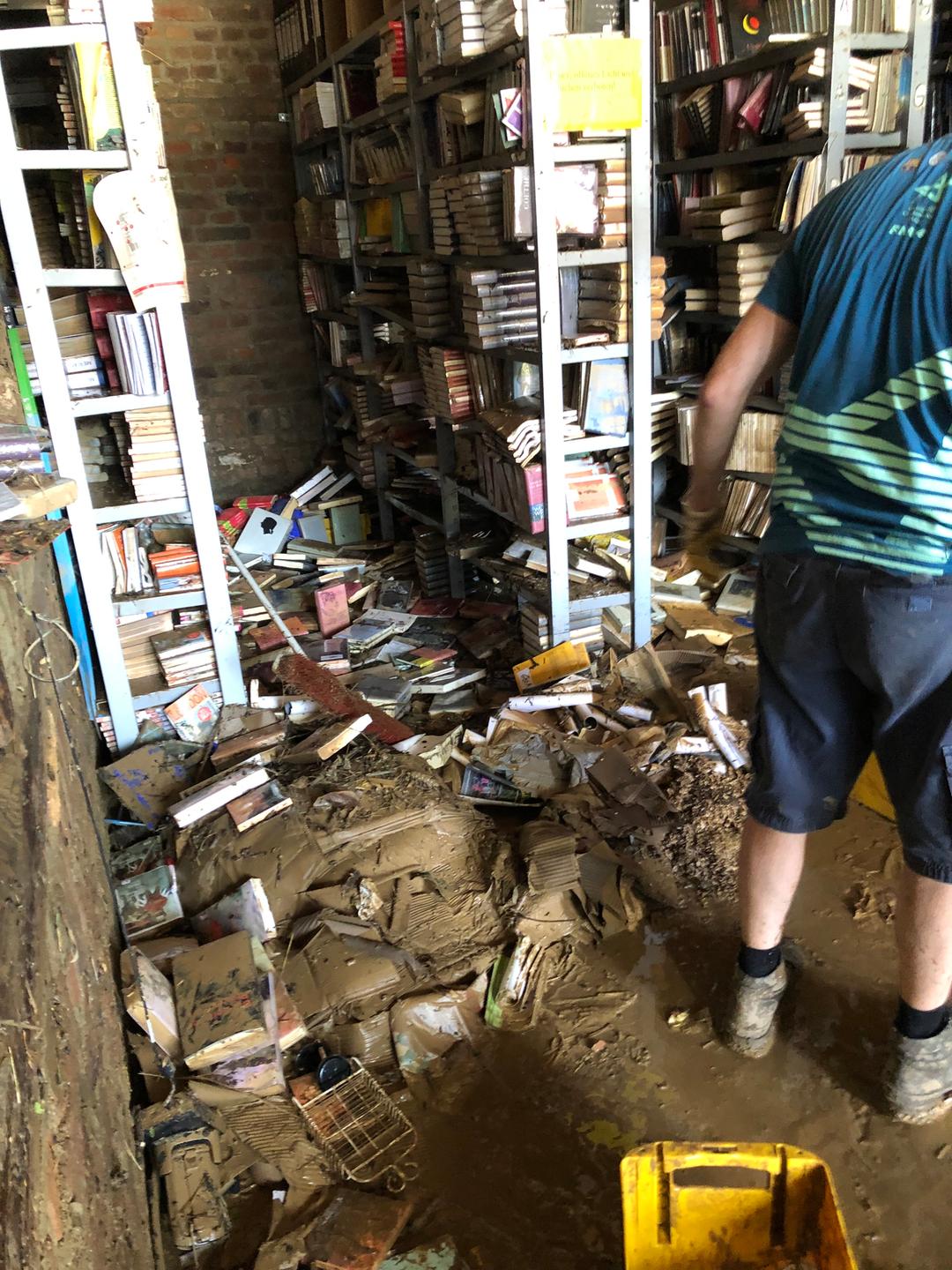 Die Bücher aus dem überfluteten Verlagsarchiv sind alle zerstört. Die Bücher aus dem überfluteten Verlagsarchiv sind alle zerstört.