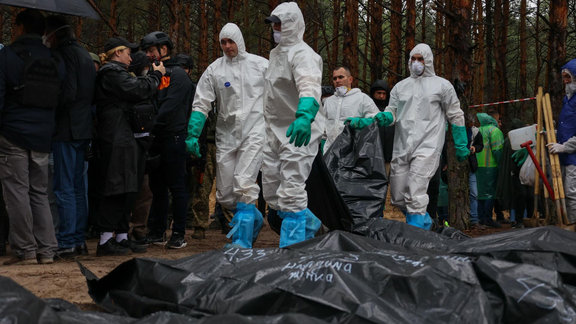 Ermittler haben in der ukrainischen Stadt Isjum ein Massengrab mit mehr als 400 Toten gefunden