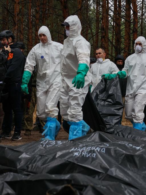 Ermittler haben in der ukrainischen Stadt Isjum ein Massengrab mit mehr als 400 Toten gefunden