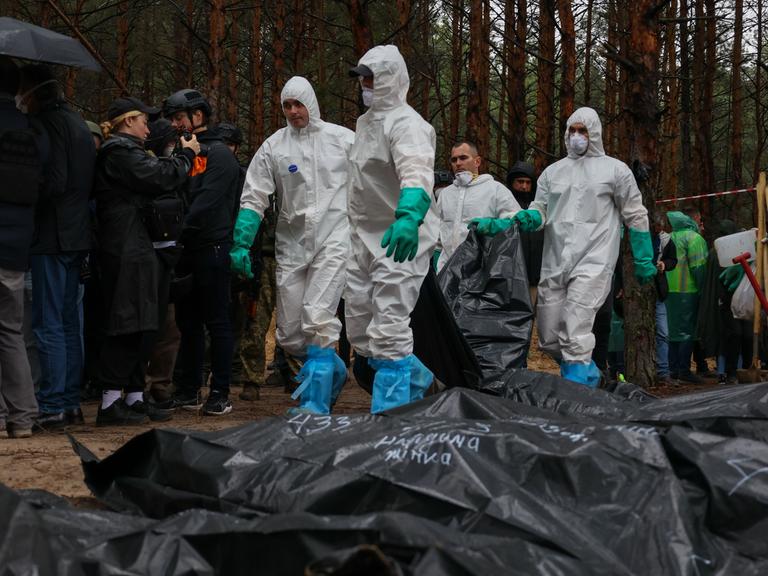 Ermittler haben in der ukrainischen Stadt Isjum ein Massengrab mit mehr als 400 Toten gefunden