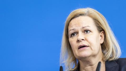 Nancy Faeser (SPD), Bundesministerin für Inneres und Heimat, steht an einem Rednerpult Nancy Faeser (SPD), Bundesministerin für Inneres und Heimat, steht an einem Rednerpult