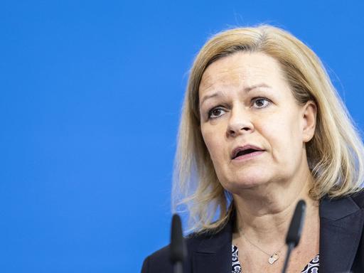 Nancy Faeser (SPD), Bundesministerin für Inneres und Heimat, steht an einem Rednerpult Nancy Faeser (SPD), Bundesministerin für Inneres und Heimat, steht an einem Rednerpult