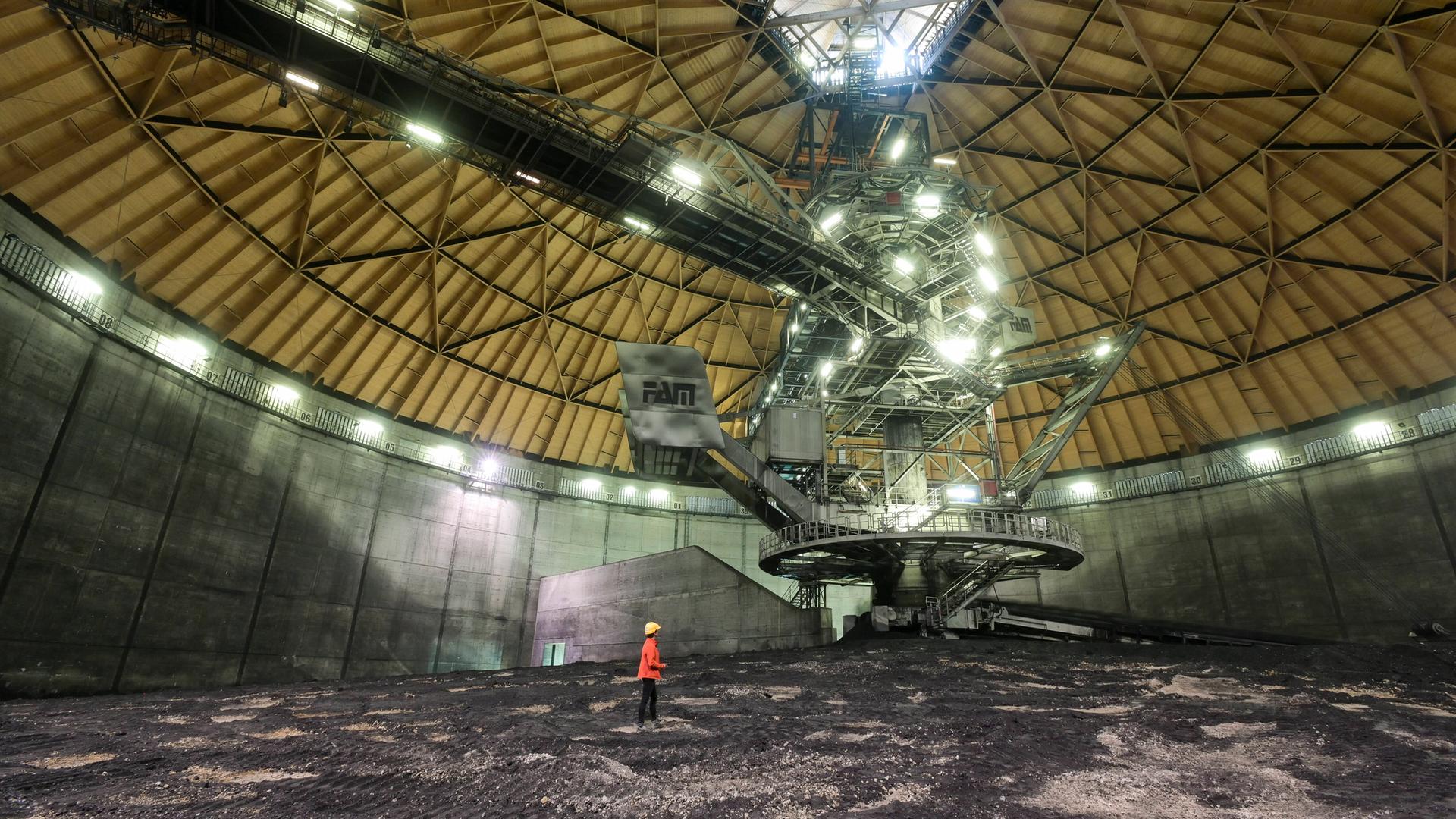 Kohlekreislager mit FAM Baggerkran und den Resten importierter Steinkohle im Kohlekraftwerk Hamburg-Moorburg von Vattenfall Kohlekreislager mit FAM Baggerkran und den Resten importierter Steinkohle im Kohlekraftwerk Hamburg-Moorburg von Vattenfall
