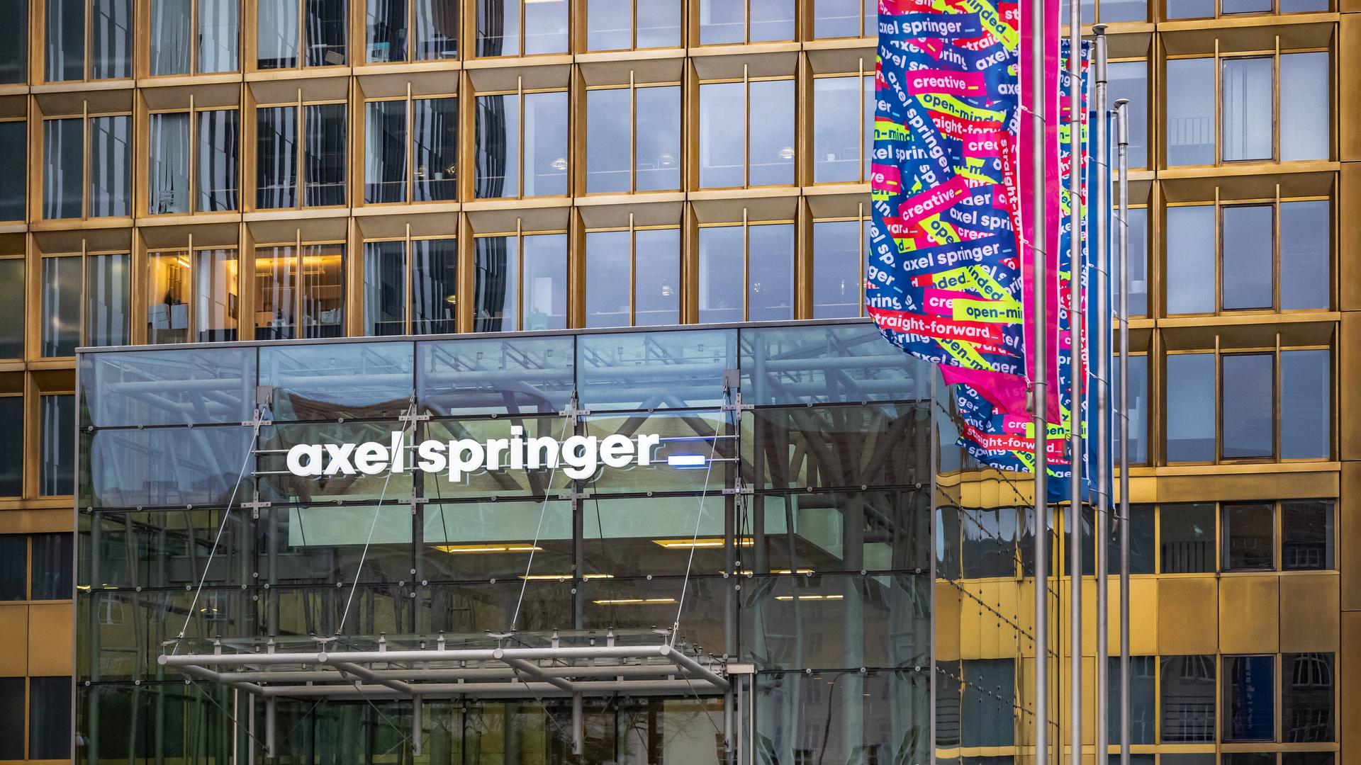 Der Eingang zur Unternehmenszentrale der Axel Springer SE in Berlin