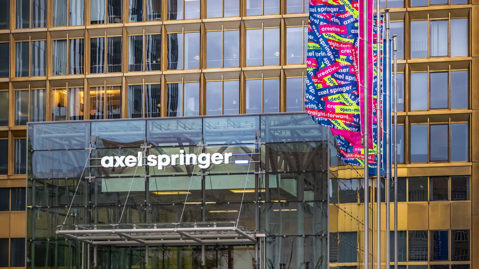 Der Eingang zur Unternehmenszentrale der Axel Springer SE in Berlin Der Eingang zur Unternehmenszentrale der Axel Springer SE in Berlin