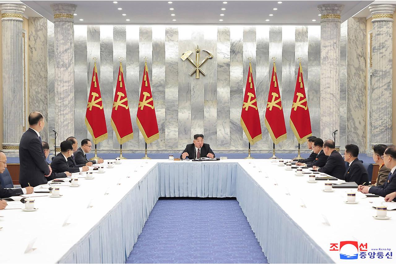 Das Bild vom 30.12.2022 zeigt wie der nordkoreanische Führer Kim Jong-un während einer Sitzung der Arbeiterpartei Nordkoreas in der Parteizentrale in Pjöngjang spricht