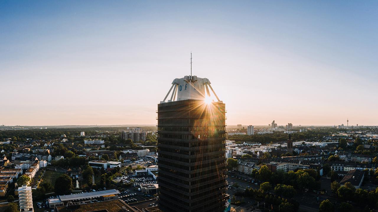 Das Hochhaus des Deutschlandfunks in einer Luftaufnahme mit untergehender Sonne im Hintergrund. Das Hochhaus des Deutschlandfunks in einer Luftaufnahme mit untergehender Sonne im Hintergrund.