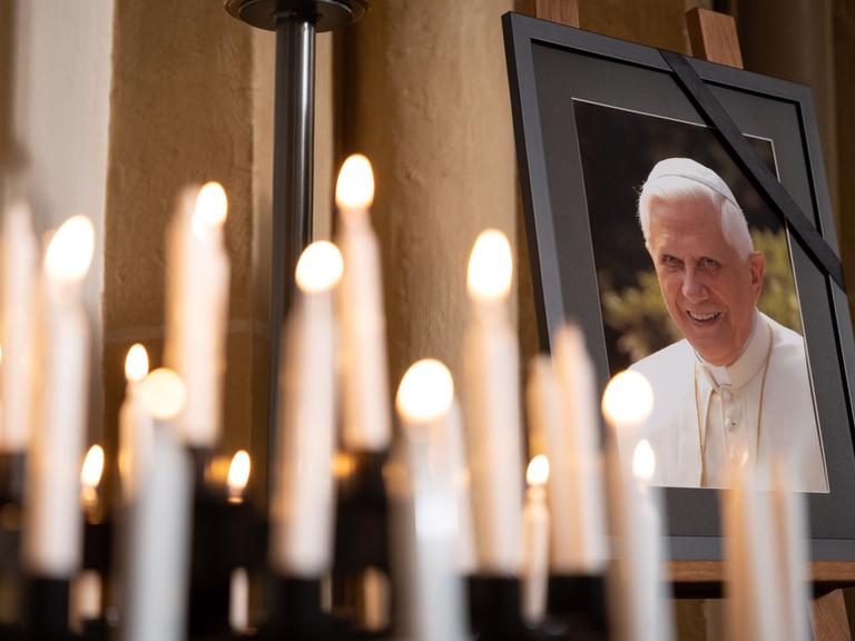 Ein Bild mit dem emeritierten Papst Benedikt XVI. steht im Dom St. Maria, St. Liborius, St. Kilian von Paderborn
