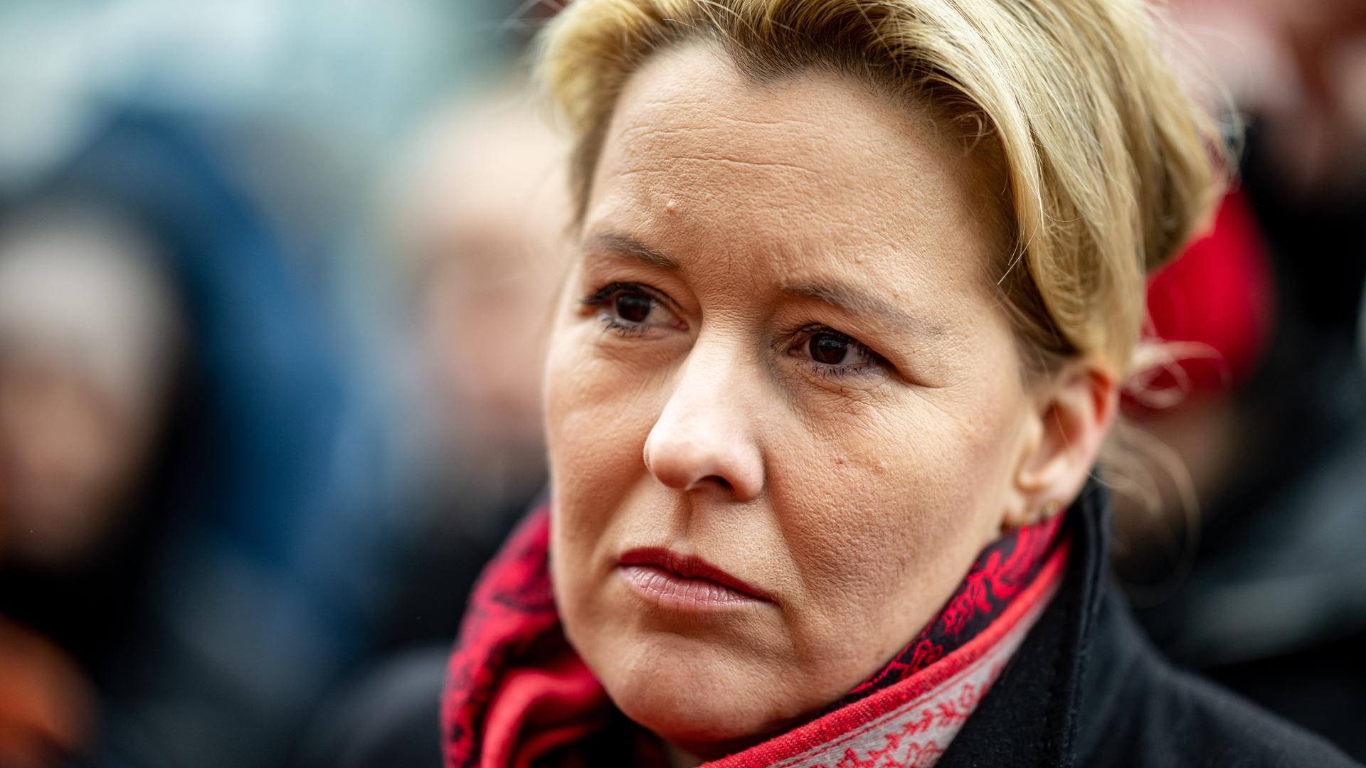 Franziska Giffey (SPD), Regierende Bürgermeisterin von Berlin, besucht einen Tag vor der Wiederholungswahl einen Infostand der SPD vor dem Ring-Center. Franziska Giffey (SPD), Regierende Bürgermeisterin von Berlin, besucht einen Tag vor der Wiederholungswahl einen Infostand der SPD vor dem Ring-Center.