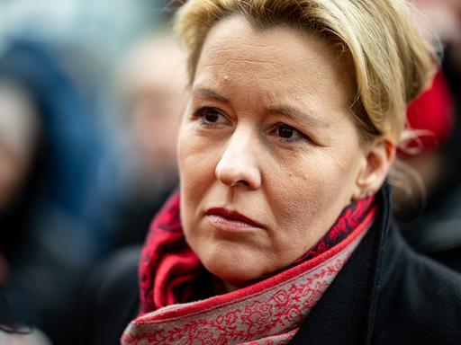 Franziska Giffey (SPD), Regierende Bürgermeisterin von Berlin, besucht einen Tag vor der Wiederholungswahl einen Infostand der SPD vor dem Ring-Center.