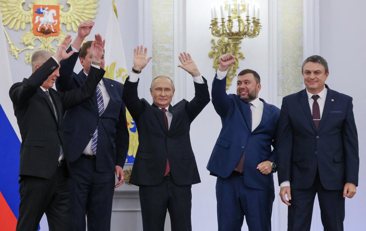 Das Foro zeigt die von Moskau ernannten Leiter der Regionen Cherson, Wladimir Saldo, und Saporischschja, Jewgeni Balizki, der russische Präsident Wladimir Putin, der Separatistenführer von Donezk, Denis Puschilin, und der Separatistenführer von Lugansk, Leonid Pasechnik. Das Foro zeigt die von Moskau ernannten Leiter der Regionen Cherson, Wladimir Saldo, und Saporischschja, Jewgeni Balizki, der russische Präsident Wladimir Putin, der Separatistenführer von Donezk, Denis Puschilin, und der Separatistenführer von Lugansk, Leonid Pasechnik.
