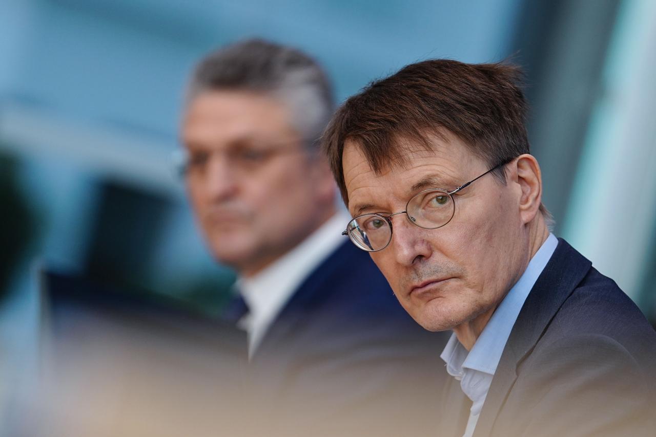 Karl Lauterbach (SPD), Bundesminister für Gesundheit und Lothar Wieler, Präsident Robert Koch-Institut (RKI) nehmen an einer Pressekonferenz zur aktuellen Corona-Lage teil. Karl Lauterbach (SPD), Bundesminister für Gesundheit und Lothar Wieler, Präsident Robert Koch-Institut (RKI) nehmen an einer Pressekonferenz zur aktuellen Corona-Lage teil.