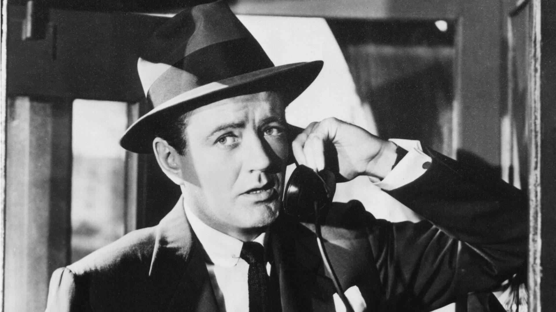 Der Psycho-Thriller von Patricia Highsmith wurde über Nacht durch die Verfilmung von Alfred Hitchcock weltberühmt. Zu sehen: Szene mit Robert Walker, der telefoniert. Der Psycho-Thriller von Patricia Highsmith wurde über Nacht durch die Verfilmung von Alfred Hitchcock weltberühmt. Zu sehen: Szene mit Robert Walker, der telefoniert.