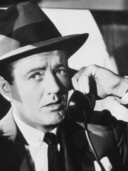 Der Psycho-Thriller von Patricia Highsmith wurde über Nacht durch die Verfilmung von Alfred Hitchcock weltberühmt. Zu sehen: Szene mit Robert Walker, der telefoniert.