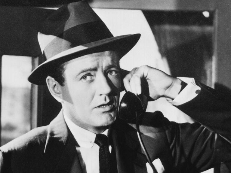 Der Psycho-Thriller von Patricia Highsmith wurde über Nacht durch die Verfilmung von Alfred Hitchcock weltberühmt. Zu sehen: Szene mit Robert Walker, der telefoniert.