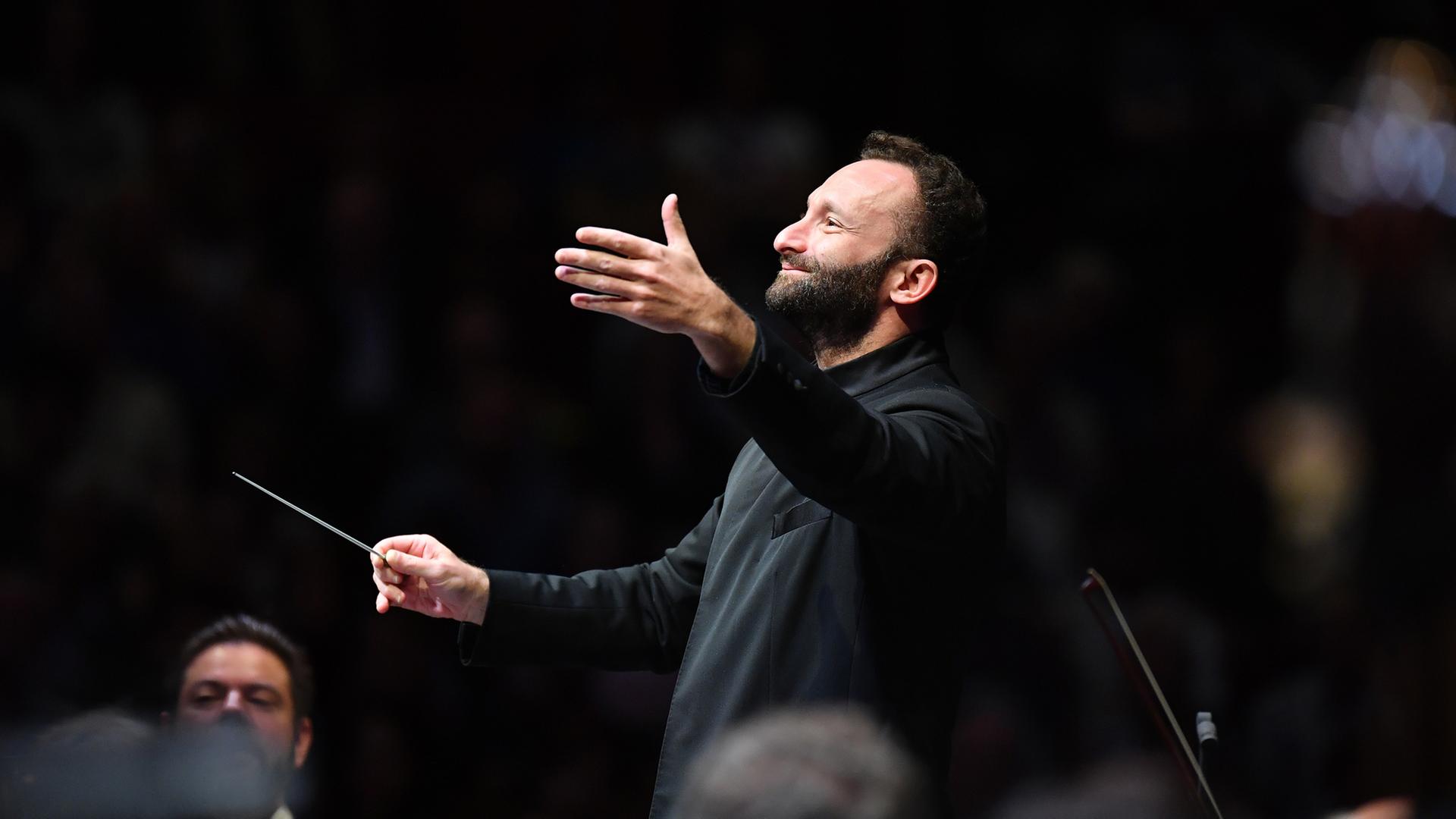 Kirill Petrenko dirigiert energisch die Berliner Philharmoniker Kirill Petrenko dirigiert energisch die Berliner Philharmoniker
