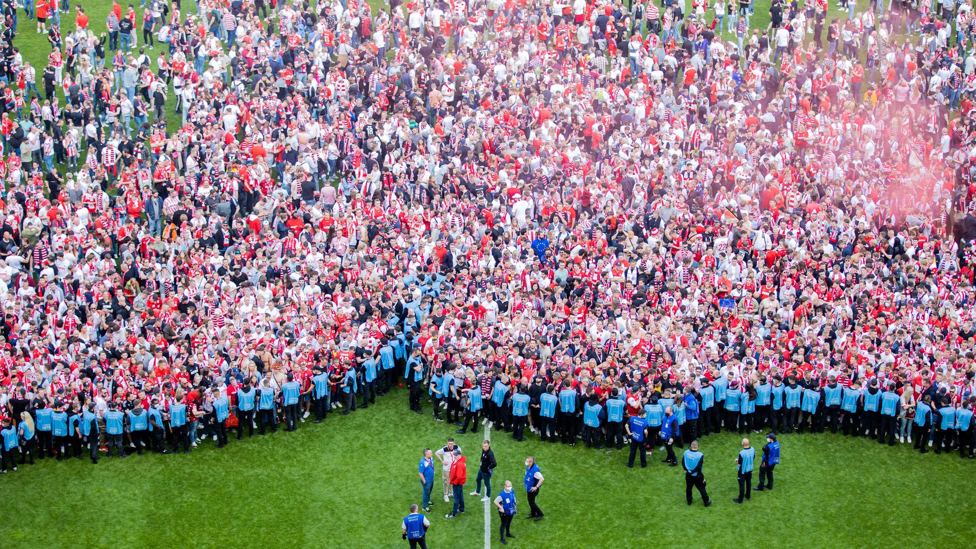 Das Foto zeigt viele Fans von Köln auf dem Spiel-Feld im Stadion. Das Foto zeigt viele Fans von Köln auf dem Spiel-Feld im Stadion.