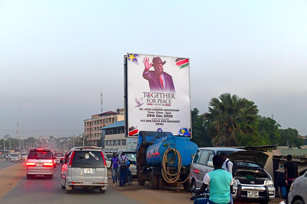 Bild des südsudanesischen Präsidenten Salva Kiir Mayardit auf einem großen Plakat am Rande einer Durchgangsstraße in Juba Bild des südsudanesischen Präsidenten Salva Kiir Mayardit auf einem großen Plakat am Rande einer Durchgangsstraße in Juba