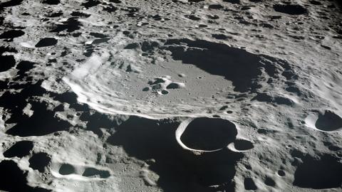 Die undatierte Apollo 11-Aufnahme zeigt die von Kratern übersäte Mondoberfläche, die allesamt durch die Einschläge von kleinen Körpern im Sonnensystem herrühren.