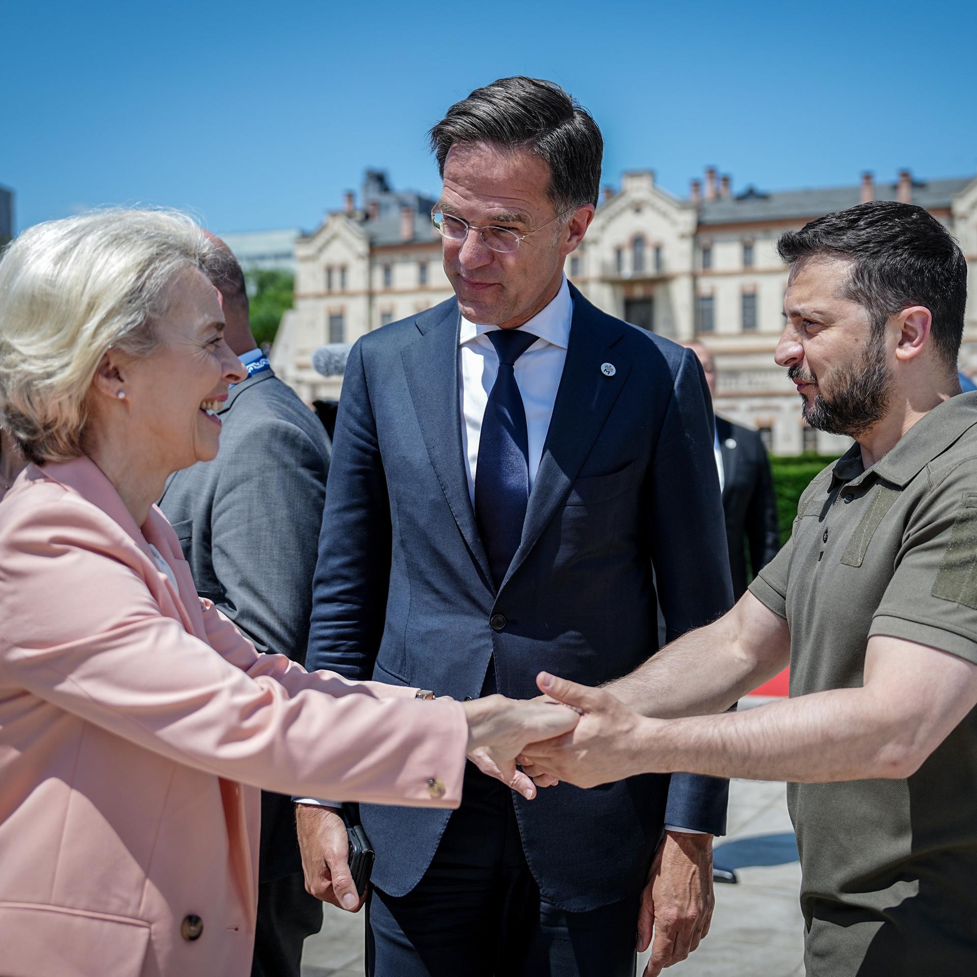 Ursula von der Leyen, Präsidentin der Europäischen Kommission, Mark Rutte, Ministerpräsident der Niederlande, und Wolodymyr Selenskyj, Präsident der Ukraine, begrüßen einander auf dem Gipfeltreffen der Europäischen Politischen Gemeinschaft in Moldawien.