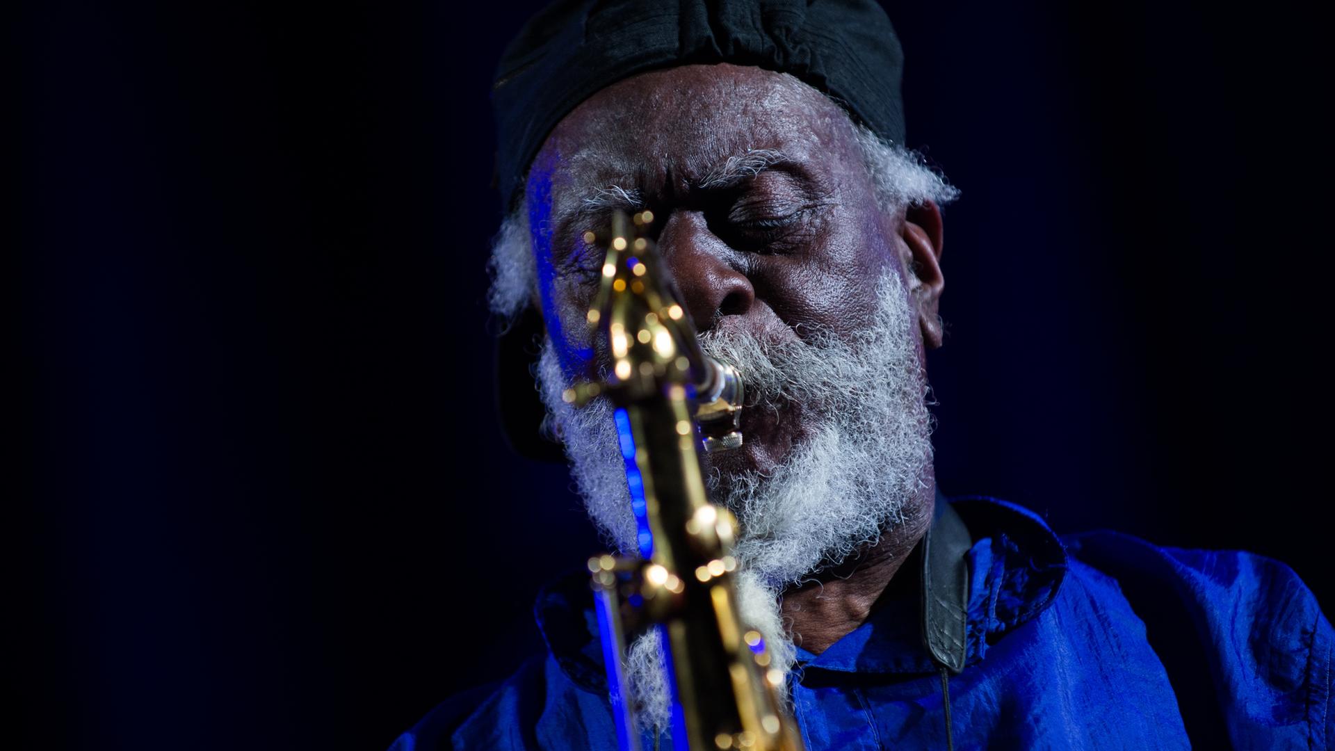 Pharoah Sanders bei einem Konzert in Polen im Jahr 2018. Pharoah Sanders bei einem Konzert in Polen im Jahr 2018.
