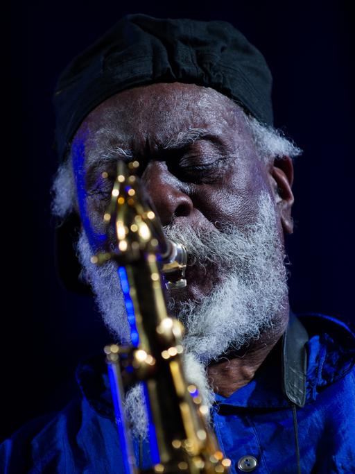 Der Jazz-Saxofonist Pharoah Sanders bei einem Konzert in Polen im Jahr 2018.