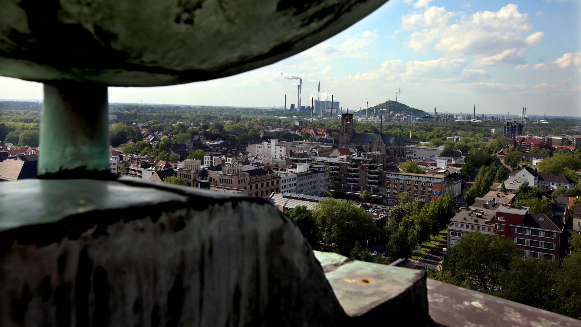Blick von einem Dach aus auf den Stadtteil Gelsenkirchen-Buer mit den Schloten eines Kraftwerks im Bildhintergrund. Blick von einem Dach aus auf den Stadtteil Gelsenkirchen-Buer mit den Schloten eines Kraftwerks im Bildhintergrund.