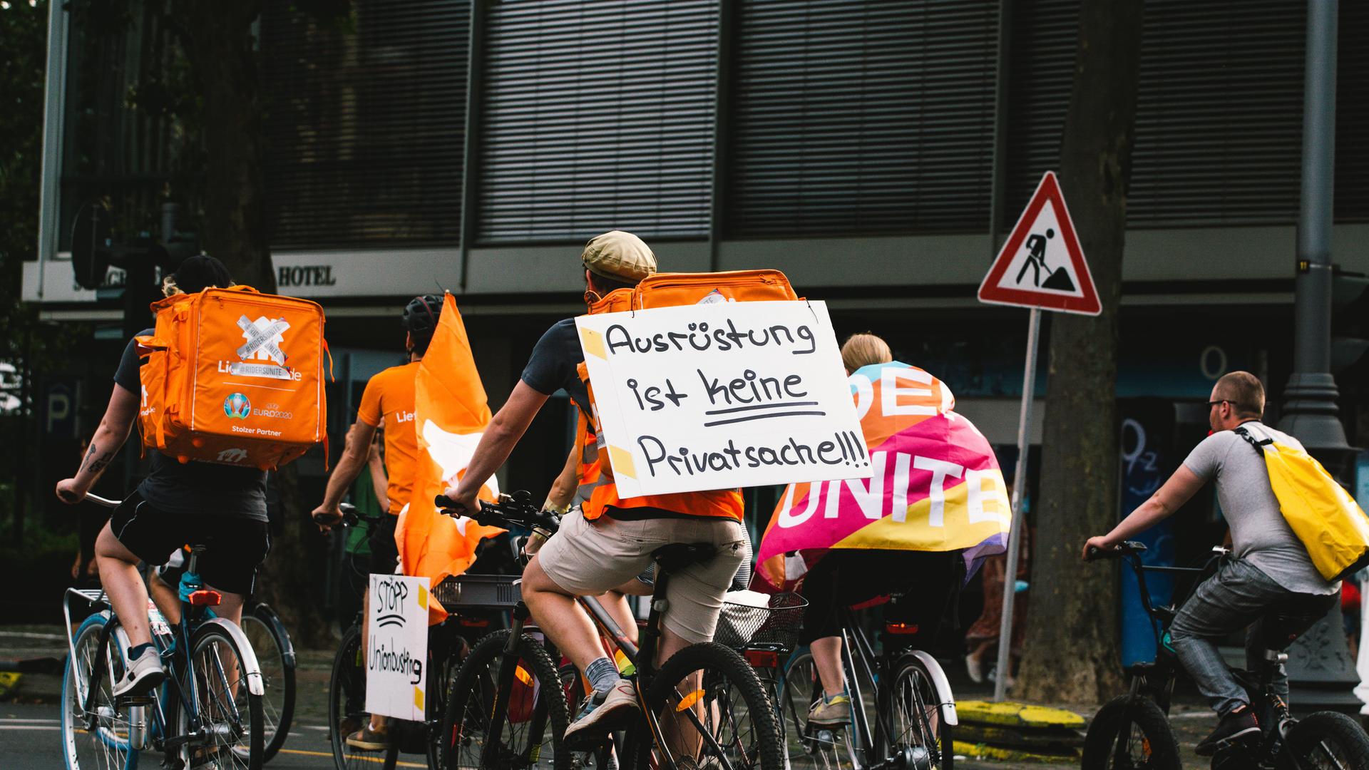 Demonstrierende Lieferdienst-Mitarbeiter im August 2021 in Köln Demonstrierende Lieferdienst-Mitarbeiter im August 2021 in Köln