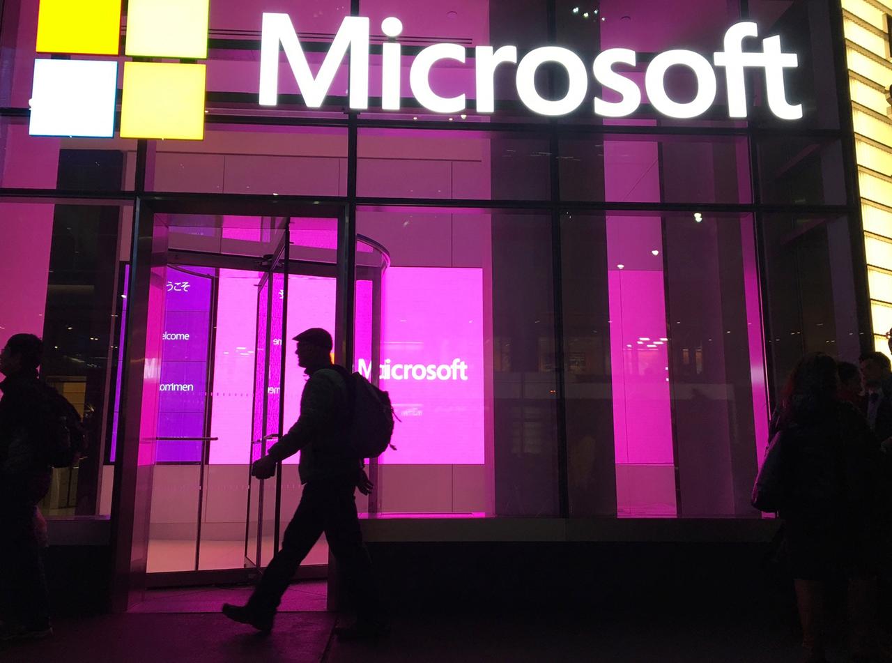 Ein Mann geht ins Microsoft-Gebäude in New York Ein Mann geht ins Microsoft-Gebäude in New York