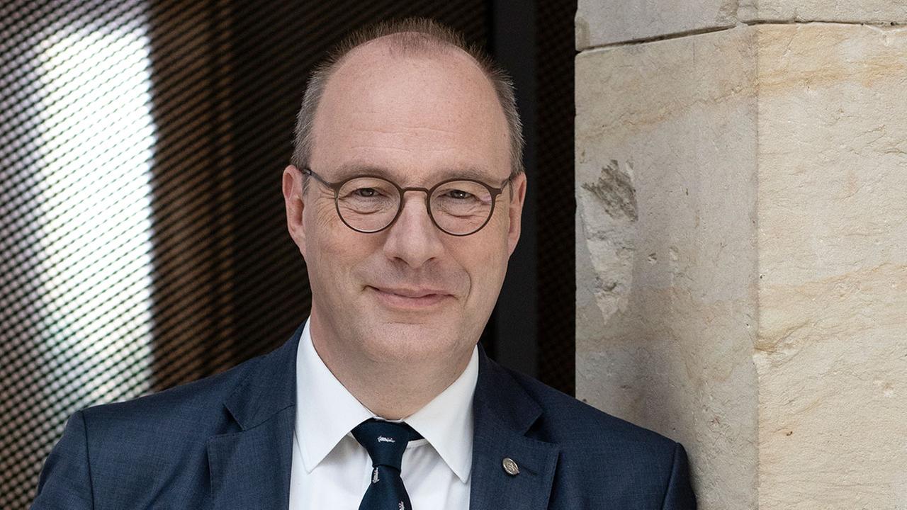 Christoph Markschies. Ein Mann mit Brille und kurzen Haaren lächelt in die Kamera Christoph Markschies. Ein Mann mit Brille und kurzen Haaren lächelt in die Kamera