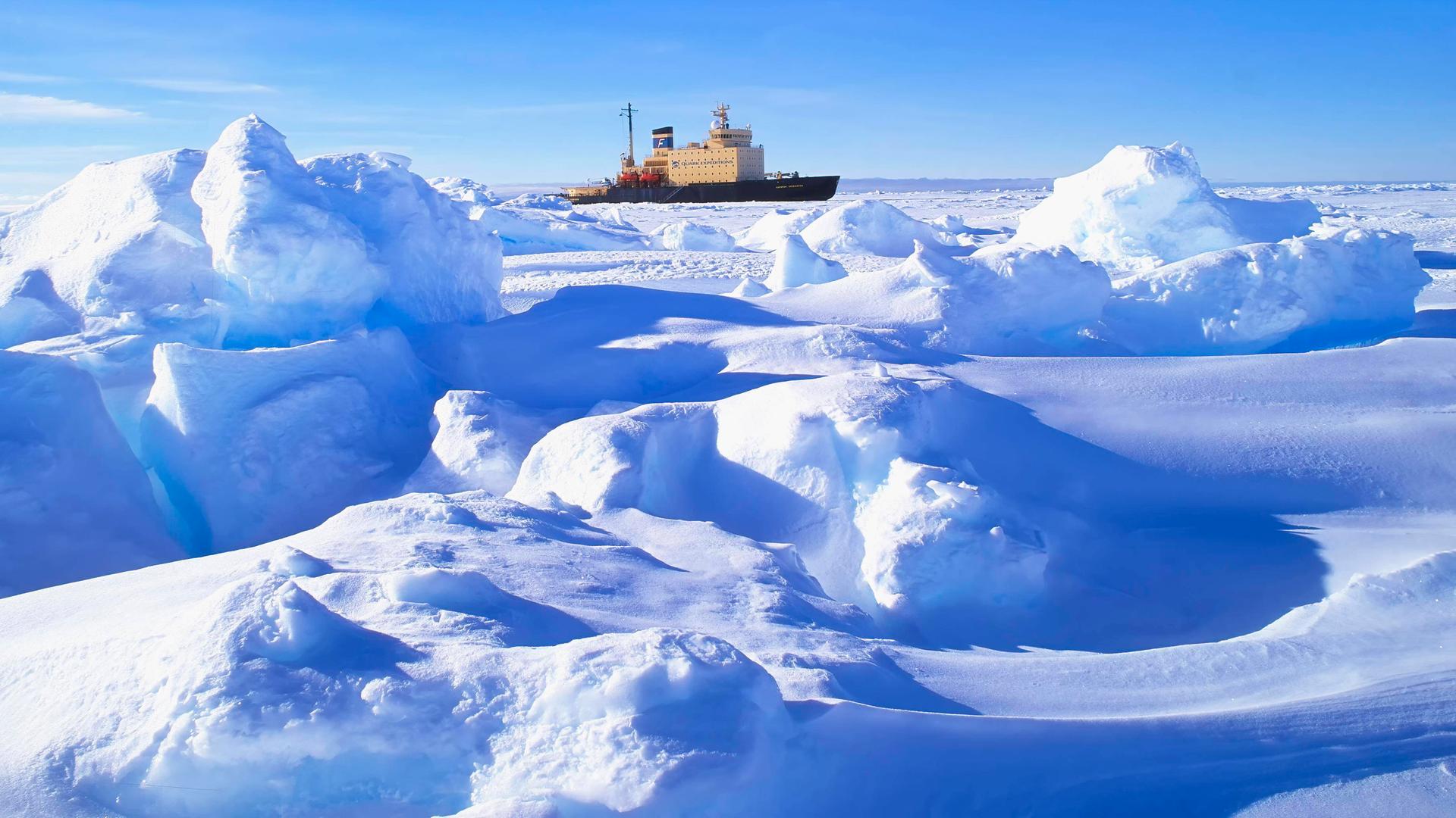 Russischer Eisbrecher Kapitan Khlebnikov geparkt im gefrorenen Meer am Drescher Inlet Iceport, Queen Maud Land, Weddellmeer, Antarktis