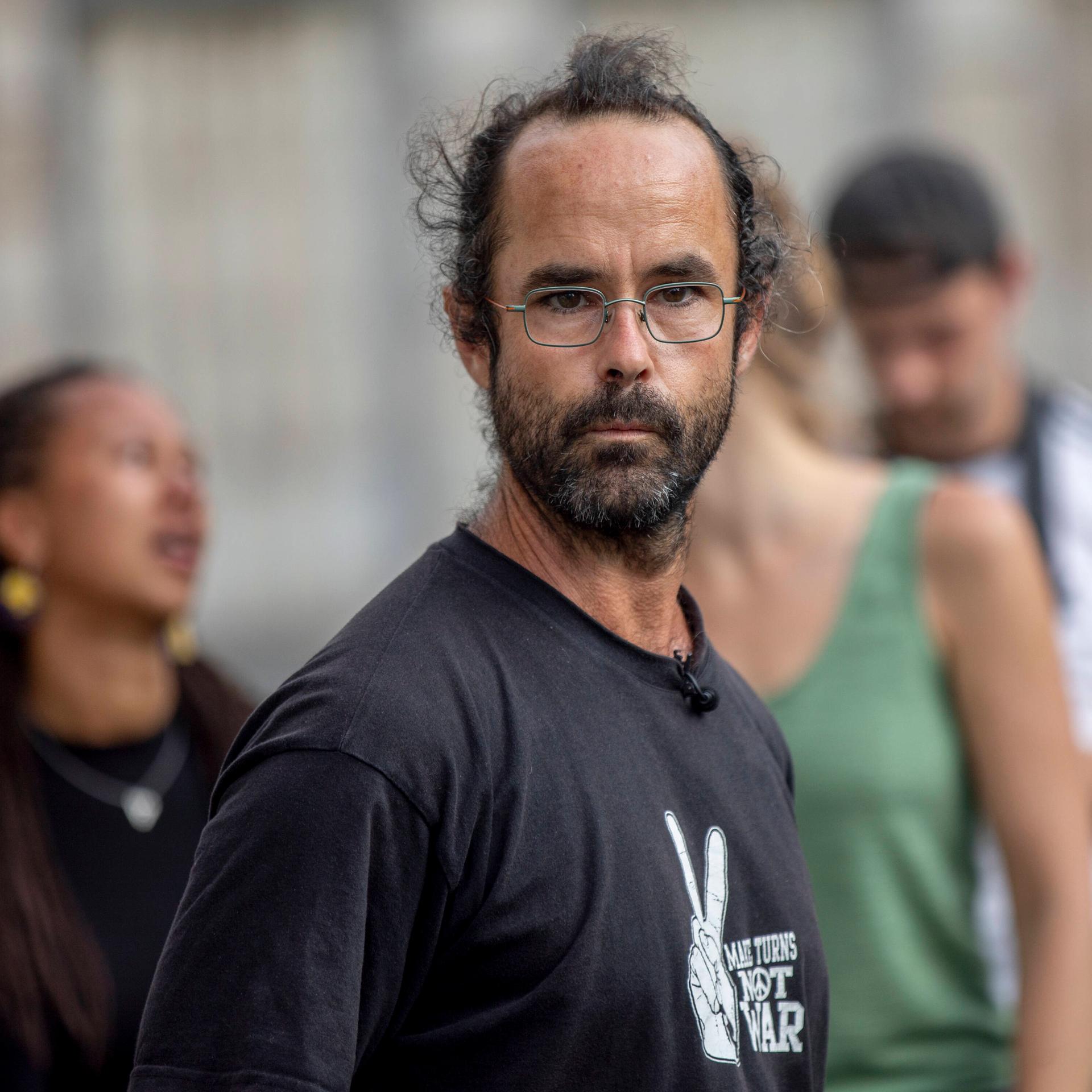 Rassismuskritiker Cédric Herrou – Ein Aussteiger krempelt Frankreich um Rassismuskritiker Cédric Herrou – Ein Aussteiger krempelt Frankreich um