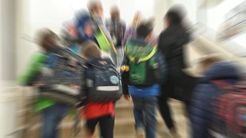 Kinder mit Schulranzen