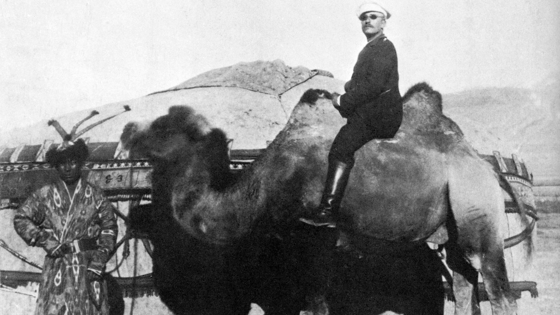 Der Topograf und Entdecker Sven Hedin circa 1900 auf einem Trampeltier in der zentralasiatischen Steppe Der Topograf und Entdecker Sven Hedin circa 1900 auf einem Trampeltier in der zentralasiatischen Steppe