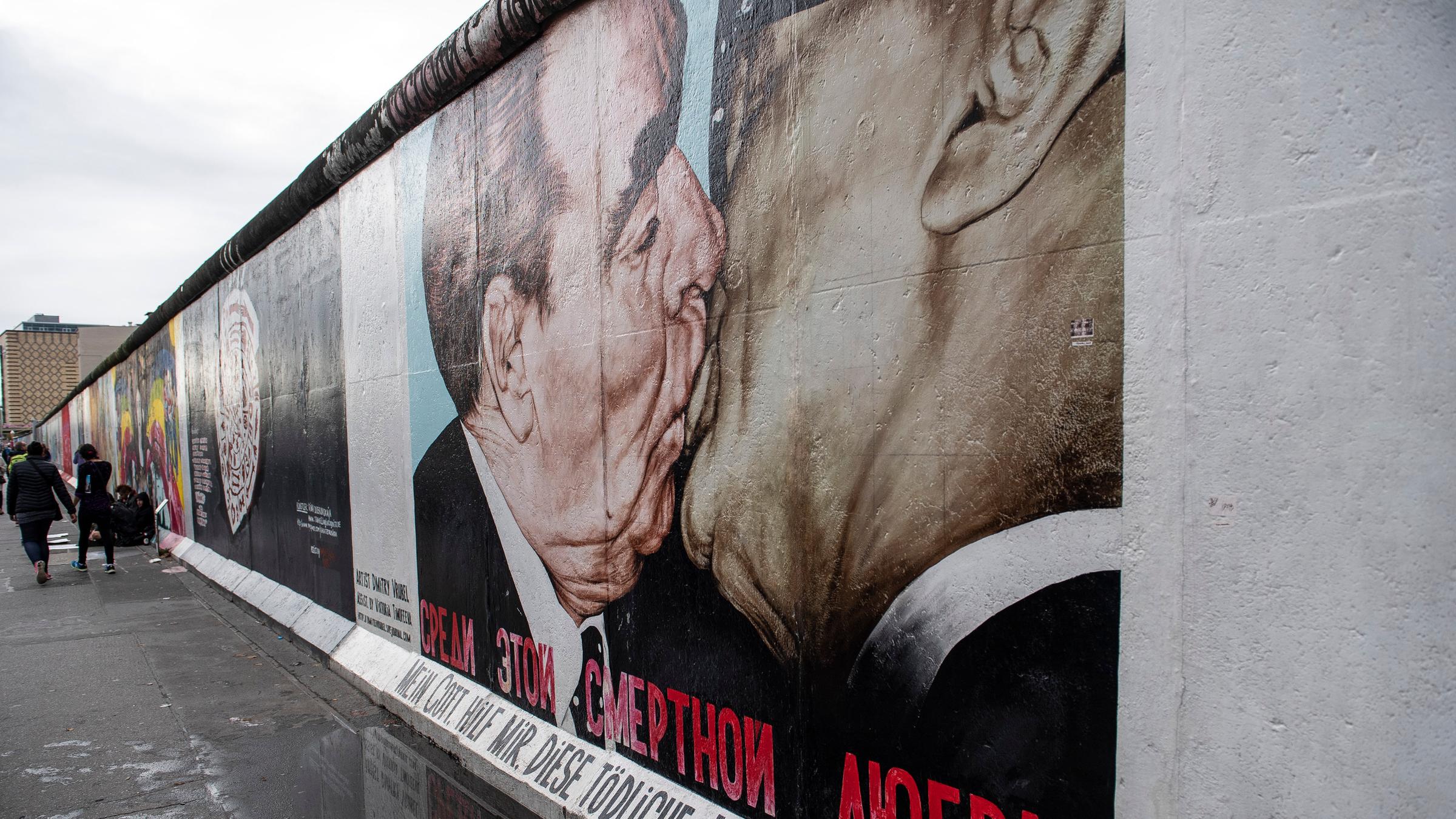 Bruderkussgemaelde an der East Side Gallery, aufgenommen am 17.10.2019 in Berlin