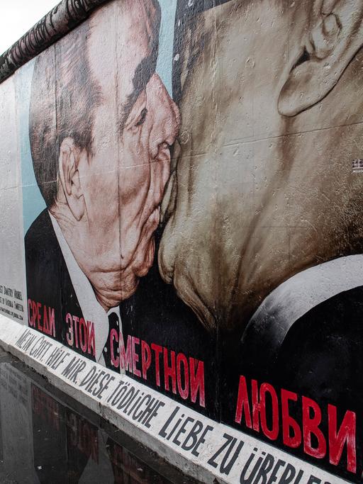 Bruderkussgemaelde an der East Side Gallery, aufgenommen am 17.10.2019 in Berlin