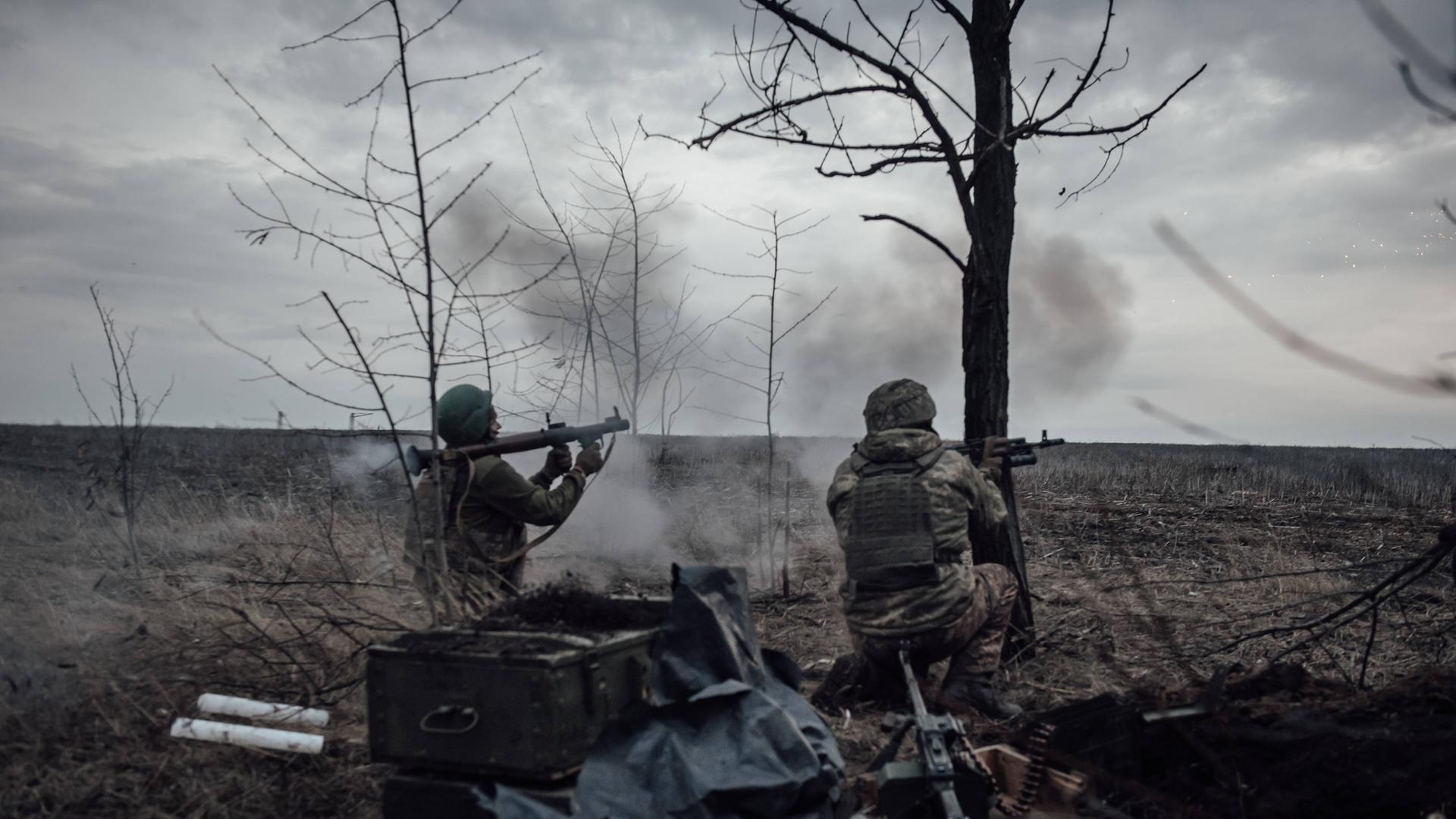 Ukrainische Soldaten in der Nähe der Frontlinie, die russischen Truppen sollen nur 200 Meter entfernt stehen