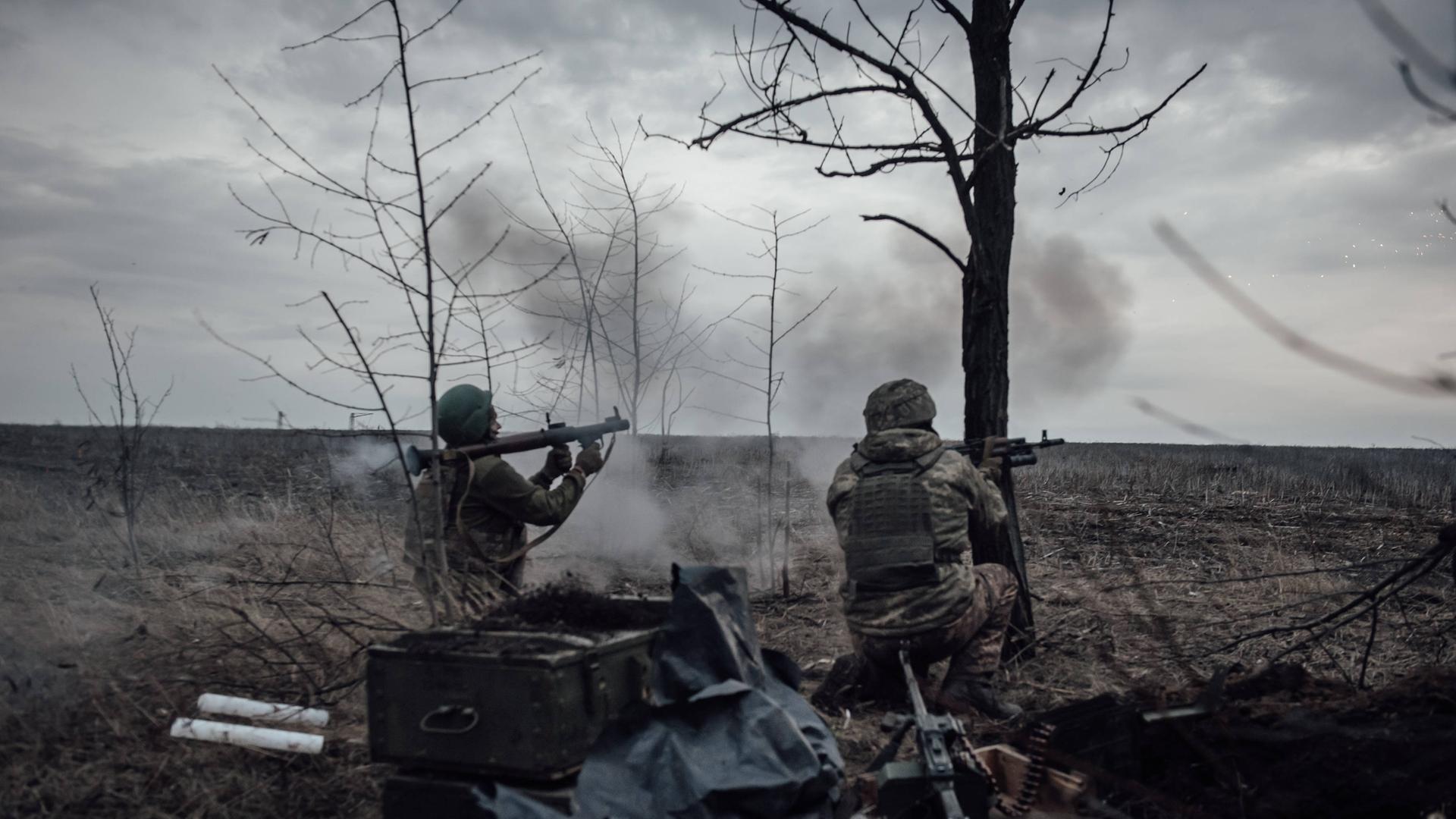 Ukrainische Soldaten in der Nähe der Frontlinie, die russischen Truppen sollen nur 200 Meter entfernt stehen Ukrainische Soldaten in der Nähe der Frontlinie, die russischen Truppen sollen nur 200 Meter entfernt stehen