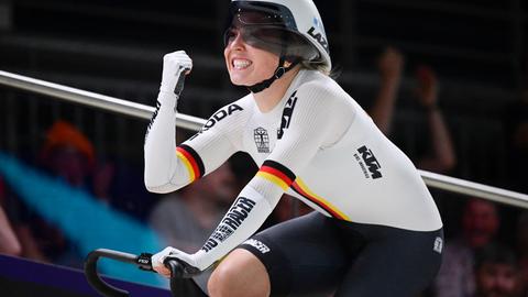 Emma Hinze nach ihrem Sieg beim 500-Meter-Zeitfahren bei den Bahnrad-Europameisterschaften in München. Sie hebt auf dem Rad triumphierend die Faust.