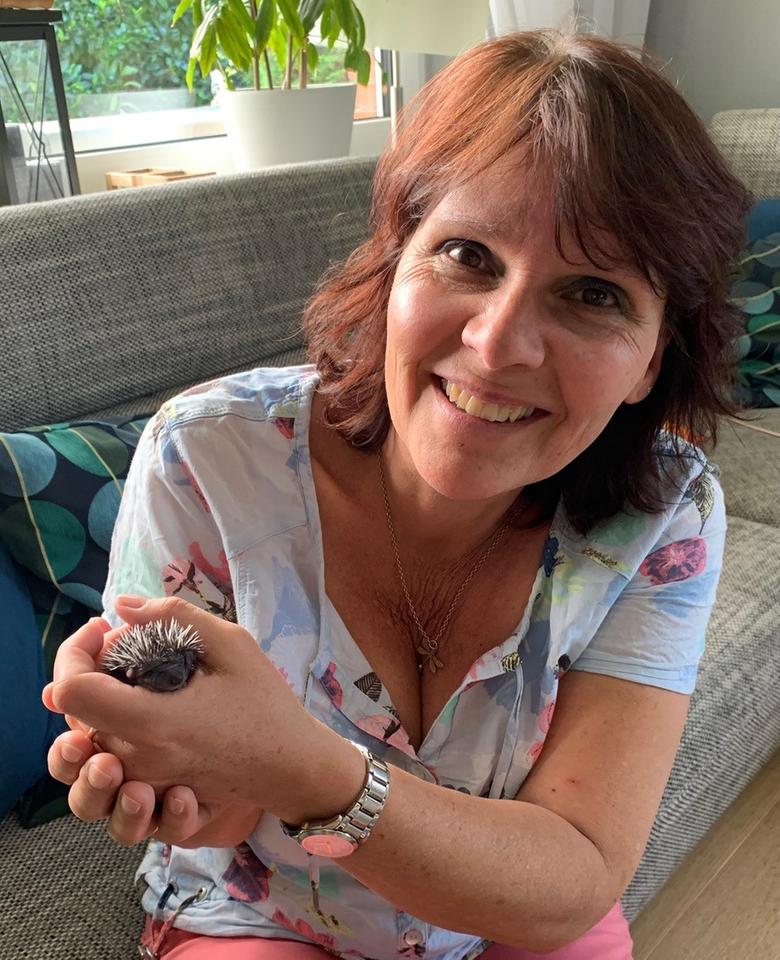 Die Autorin Gabriela Grunwald, lächelnd, mit Mini-Igel in der Hand. Die Autorin Gabriela Grunwald, lächelnd, mit Mini-Igel in der Hand.