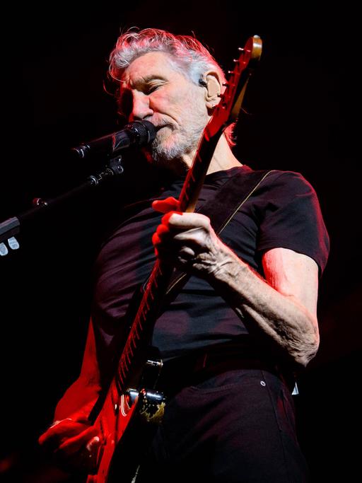 Der englische Musiker Roger Waters, Mitgründer von Pink Floyd, mit Gitarre auf einer Bühne in Toronto, Kanada, 2022.