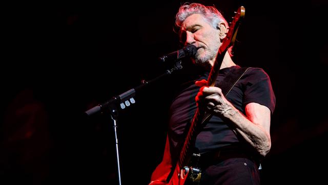 Der englische Musiker Roger Waters, Mitgründer von Pink Floyd, mit Gitarre auf einer Bühne in Toronto, Kanada, 2022.