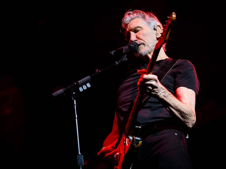 Der englische Musiker Roger Waters, Mitgründer von Pink Floyd, mit Gitarre auf einer Bühne in Toronto, Kanada, 2022.
