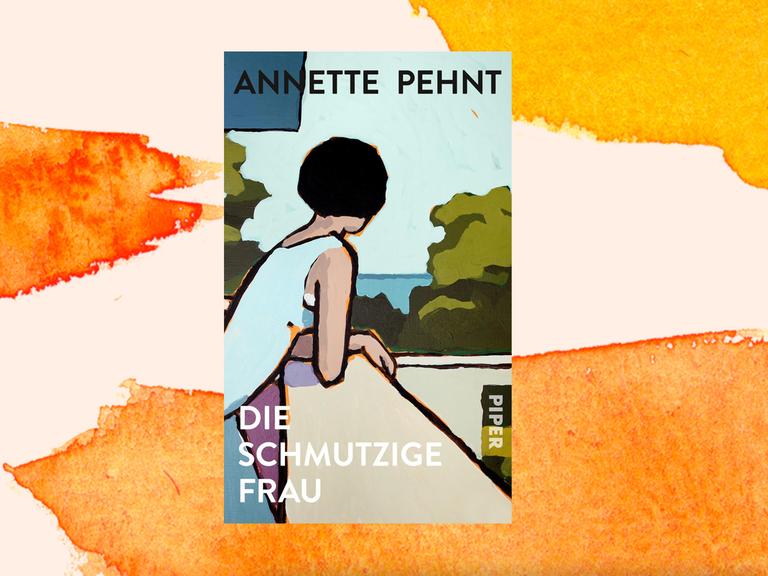 Buchcover des Romans "Die schmutzige Frau" von Annette Pehnt vor orangefarbenem Aquarellhintergrund: Das Cover zeigt eine gemalte Szene, in der sich eine Frau mit kurzen dunklen Haare auf eine Balkonbrüstung aufstützt und in Richtung der Natur im Hintergrund schaut. 