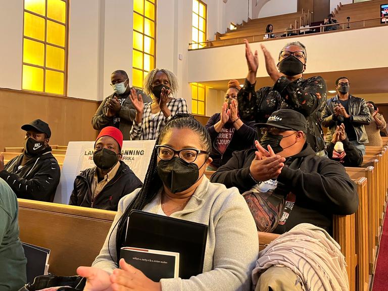 Treffen der Task Force zur Entschädigung der Opfer von Sklaverei und Rassismus in San Francisco am 13. April 2022, kurz nachdem entschieden wurde, dass nur die Nachfahren Versklavter Anspruch auf Reparationen haben sollen