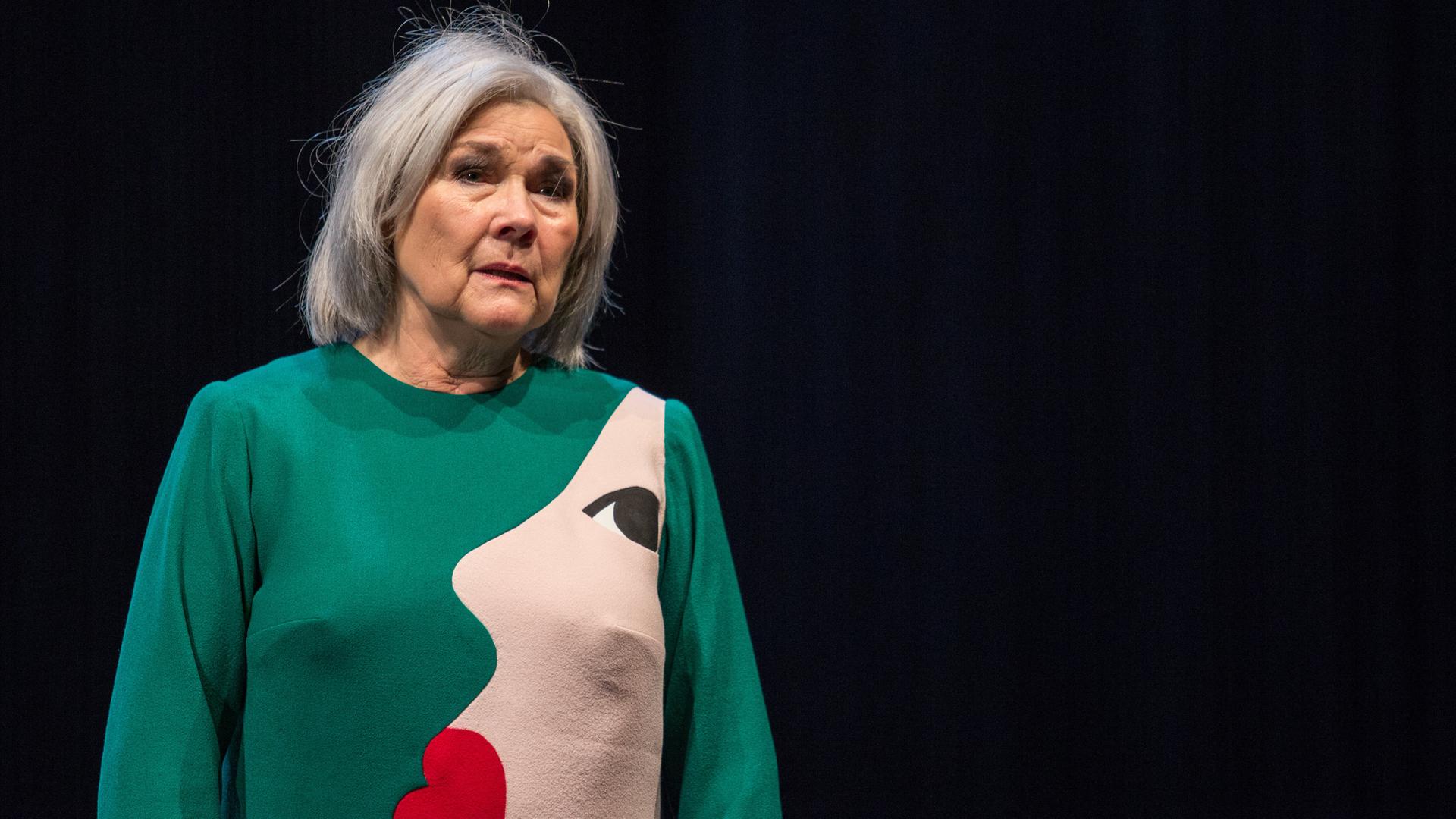 Die Schauspielerin Jutta Wachowiak bei einer Probe des Theaterstücks "Wintersonnenwende" im Oktober 2015. Die Schauspielerin Jutta Wachowiak bei einer Probe des Theaterstücks "Wintersonnenwende" im Oktober 2015.